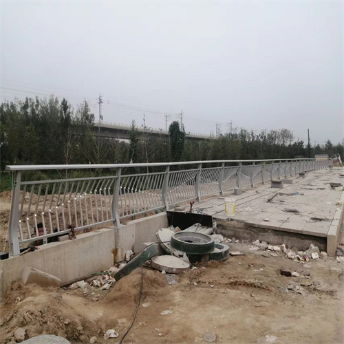 东阿同城Q235碳钢桥梁防撞护栏 立柱天台公路两侧栏杆 生产厂家有样品