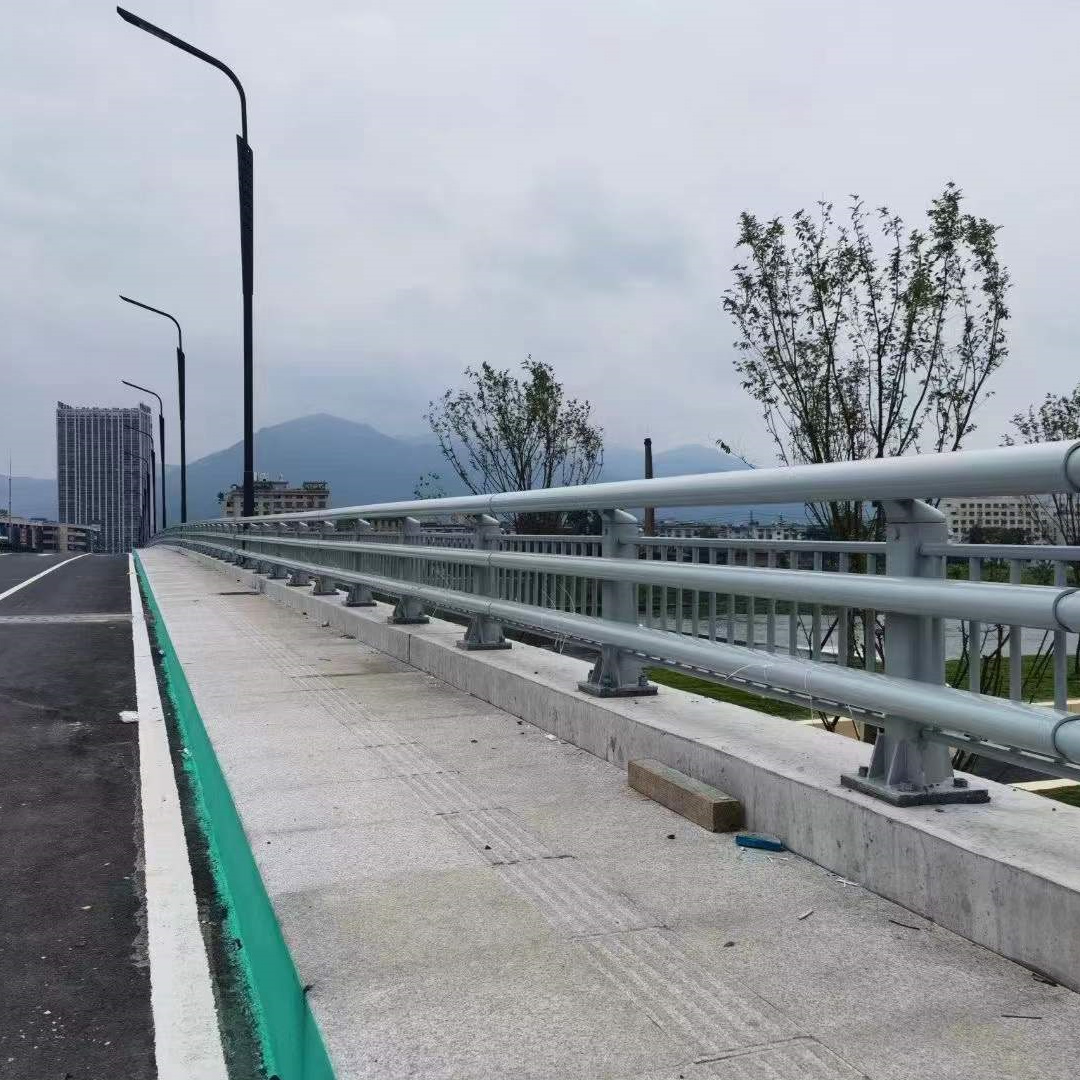 道路桥梁防撞护栏使用时间长